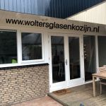 Aluminium kozijnen eruit - mooie hardhouten pui erin aan de Ulst te Nijkerk.