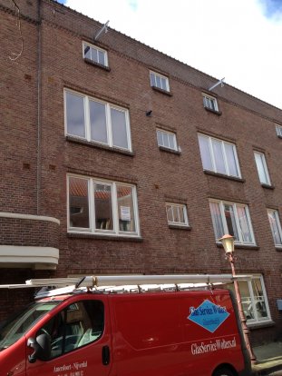 Vervangen enkelglas door Pilkington Insulight HR++ isolatieglas + Ducoton ventilatieroosters in jaren-20 woning aan de Diamantstraat 166 te Amsterdam.