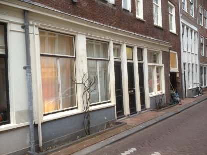 Enkelglas vervangen door Saint-Gobain HR+/HR++ Climaplus isolatieglas + Ducoton 10 ventilatieroosters + Buva voorzetraam in woning aan de Tuinstraat 30 hs te Amsterdam.