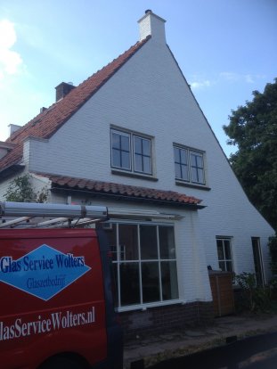 Enkelglas vervangen in kozijnen, ramen en deuren door Stolker HR++ isolatieglas. Ramen voorzien van Ducoton 10 ventilatieroosters. Diverse kozijnen voorzien van plakroeden a/d Nootweg 77 te Loosdrecht