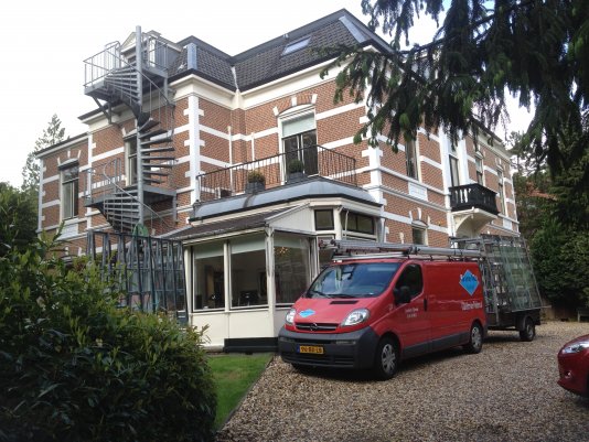 Enkelglas vervangen door Climaplus N HR++ isolatieglas + Ducoton 10 ventilatieroosters in kantoorvilla te Baarn.