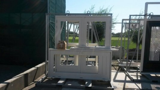 Hardhouten kozijnen en pui en HR++ isolatieglas geleverd aan de Ringweg 1 te Eemdijk