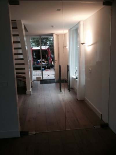 Luxe hardglazen deuren geleverd en geplaatst in villa te Epse.