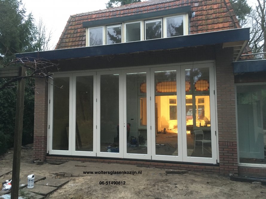 Vouw/schuifpui met Pilkington HR++ isolatieglas geleverd en geplaatst te Bilthoven.