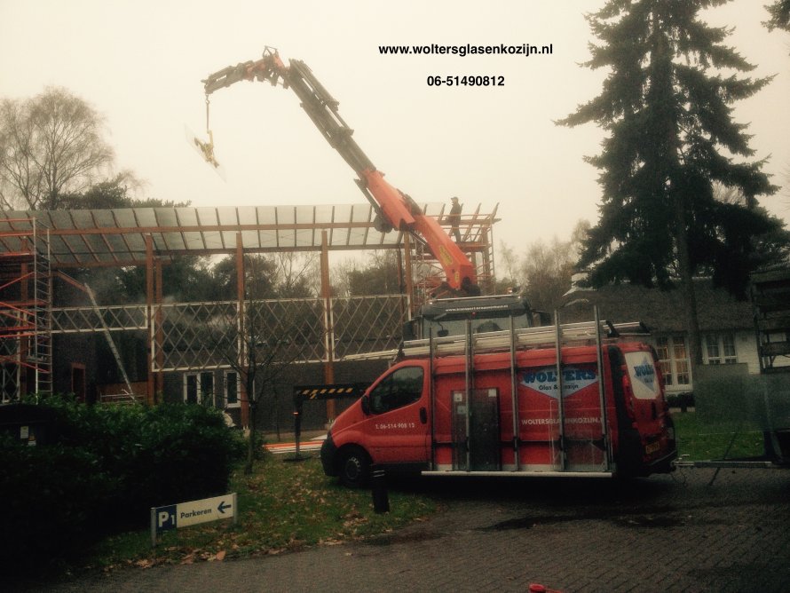Breukruiten vervangen in dak hotel te Leusden.