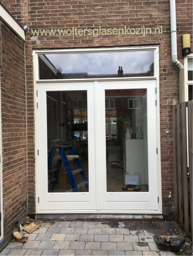 Hardhouten pui met openslaande deuren geleverd en geplaatst aan de Berkelstraat te Utrecht.