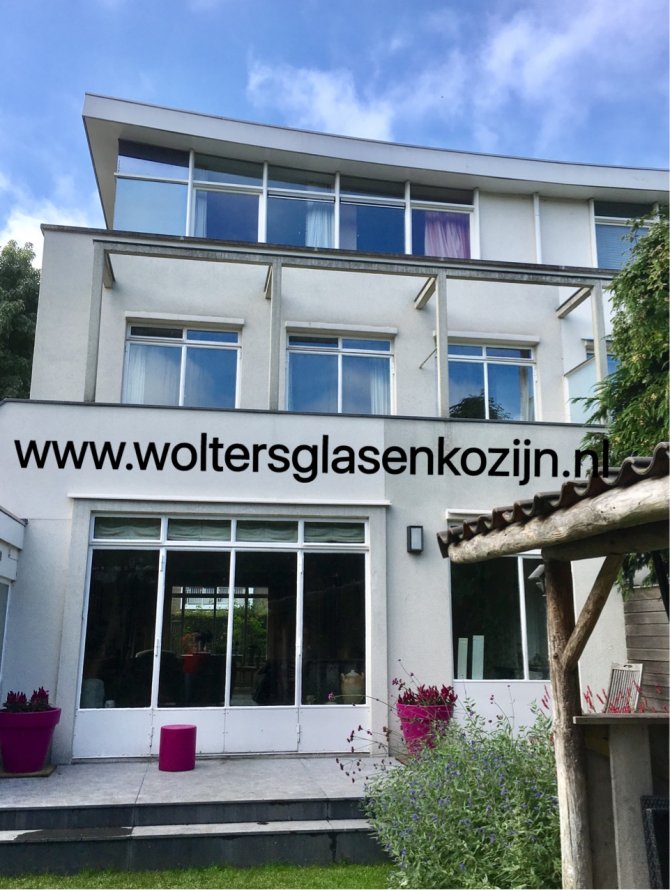 HR+ veiligheids isolatieglas geleverd en geplaatst in stalen kozijnen aan de Prinses Marijkestraat te Amsterdam.